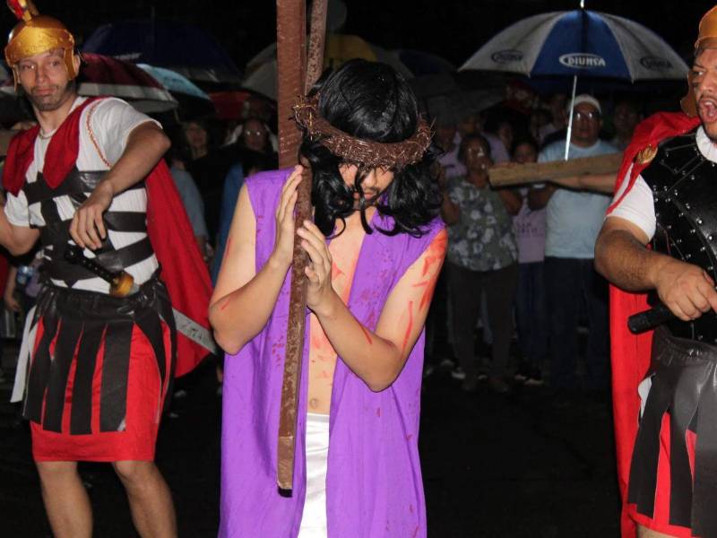 Una de las escenas donde Jesús carga la cruz y es azotado por los soldados en su camino al calvario.