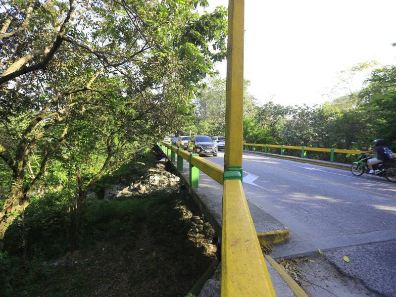 En esta zona será construido un nuevo puente, que conectará con los dos nuevos carriles. Todo el proyecto tiene un costo de L40 millones
