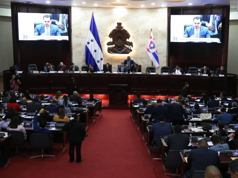 Mario Segura, diputado, presenta moción que exige cuentas sobre las relaciones con China y nombramientos diplomáticos.