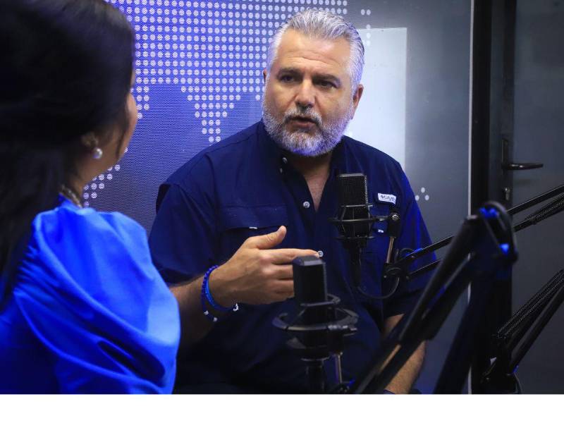 La periodista, Lisseth García, durante la entrevista con el candidato y actual diputado Júnior Burbara.