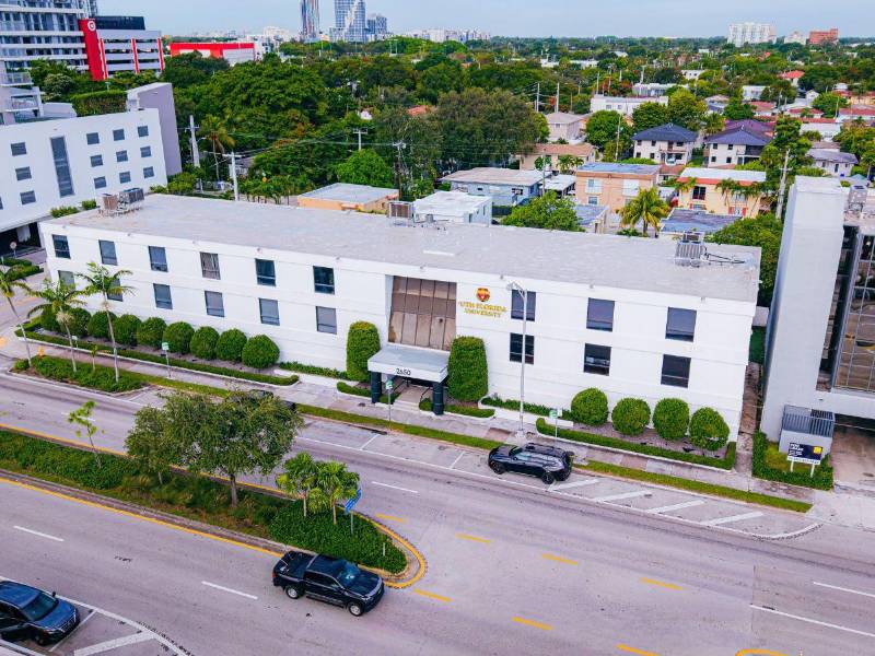 UTH Florida University desarrolla su propuesta académica bajo una modalidad 100% en línea, diseñada para estudiantes que buscan flexibilidad.