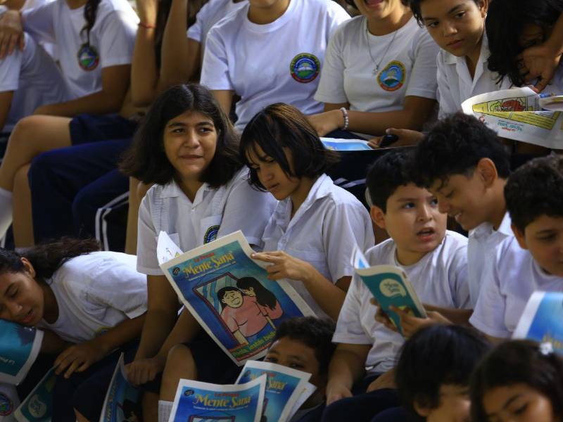 Estudiantes leen el fascículo de Mente Sana que aborda el trastorno dismórfico corporal.