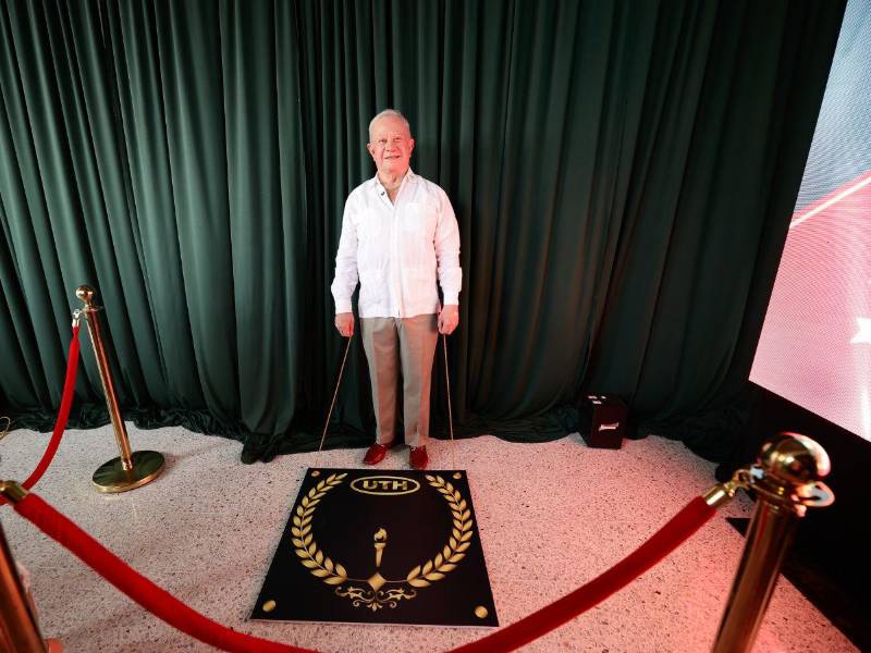 Momento en que se devela la estrella de Roger D. Valladares, símbolo de su impacto en el desarrollo institucional de UTH.