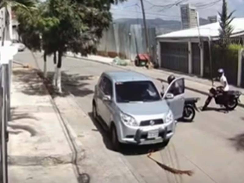 Video del momento del asalto de tres hombres en motocicleta a una mujer en Tegucigalpa