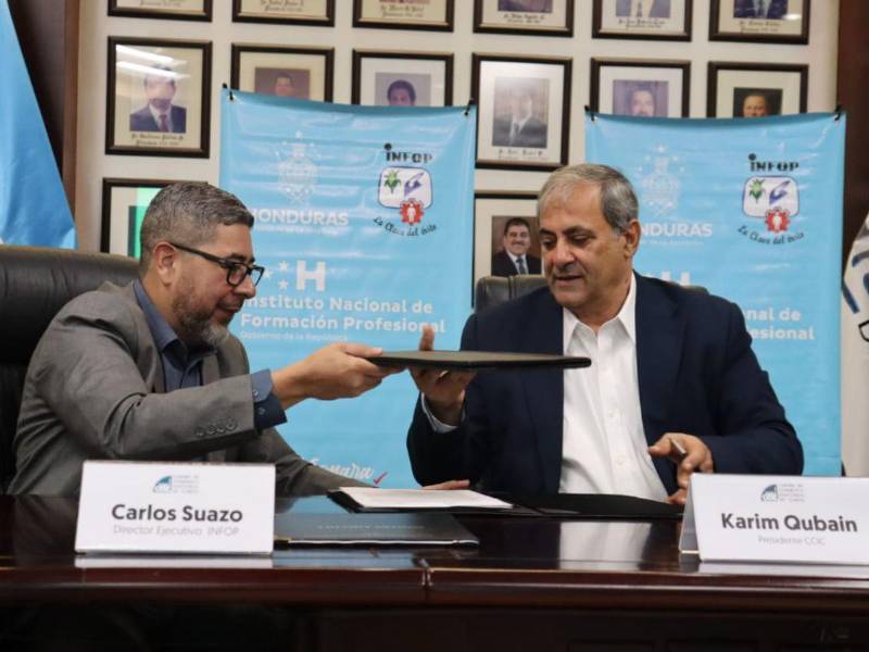 Carlos Suazo y Karim Qubain durante la firma de acuerdos de cooperación.