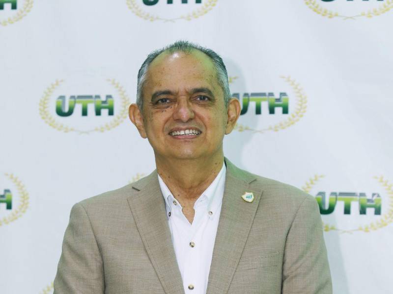 Javier Mejía, rector general de UTH.