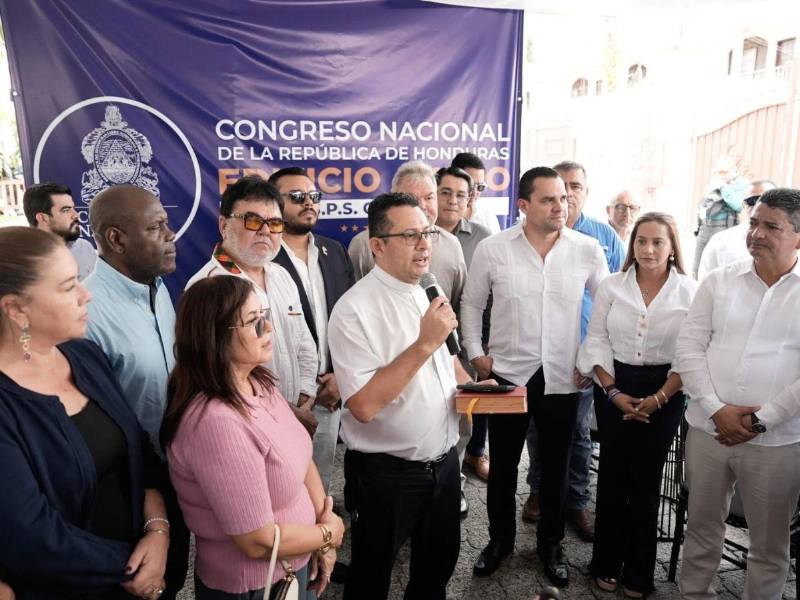 En la inauguración estuvieron presentes, en su mayoría, los diputados por Cortés, quienes no tienen excusa para atender a la población que los llevó a ocupar los curules.