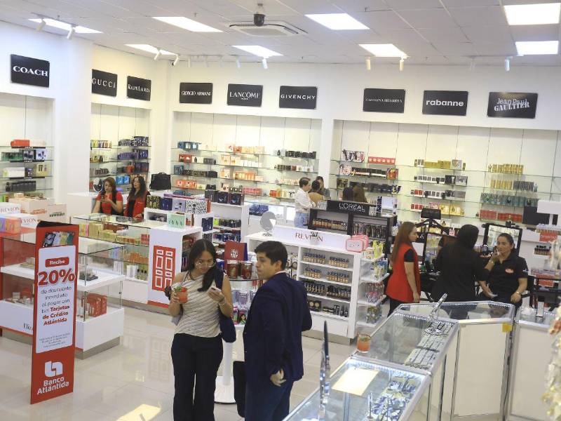 La alianza entre Carrión y Banco Atlántida incluye beneficios exclusivos para los clientes durante la inauguración.