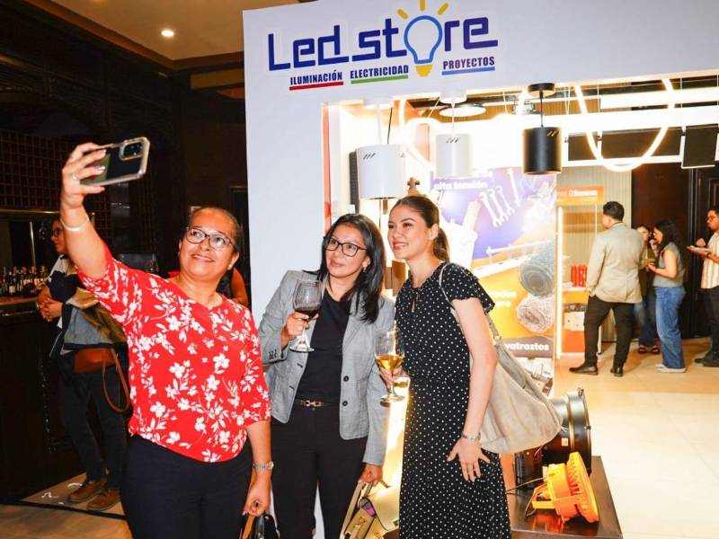 Clientes y proveedores de LED Store compartieron en el LED Fest.
