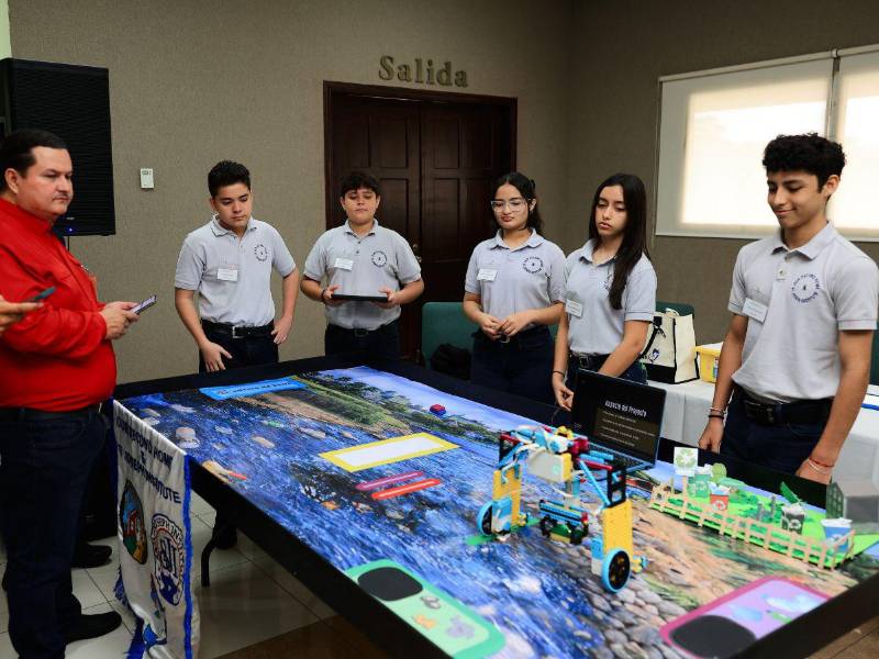 La feria reúne talento juvenil en programación, robótica y desarrollo web.