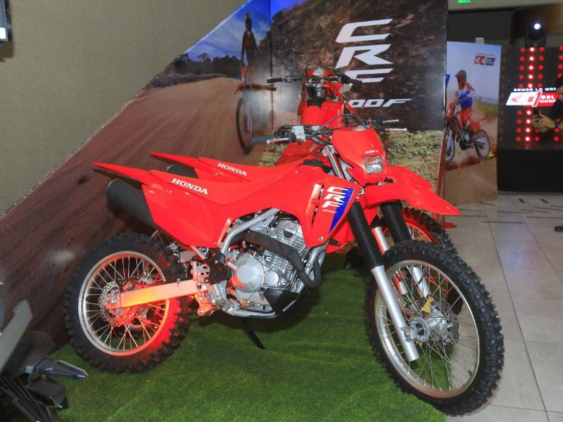 La CRF300 Rally es una máquina de pequeña cilindrada diseñada para los aventureros conductores de motos dual-sport.
