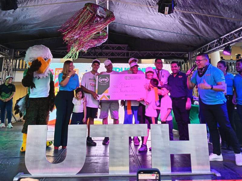 La familia Tomé recibe con alegría su premio.