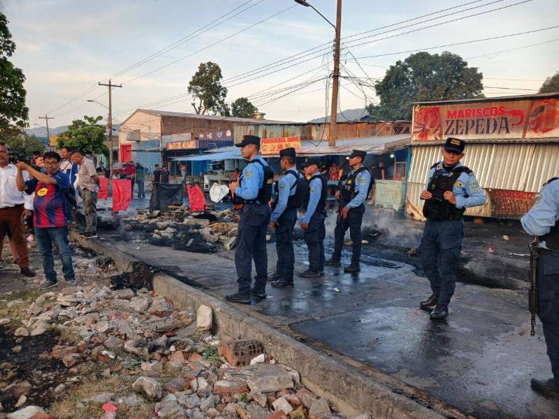 Los locatarios y vendedores en las afueras del mercado Dandy explicaron que es un problema que se ha venido denunciando desde hace meses. Lamentaron que el alcalde se moleste de esa manera.