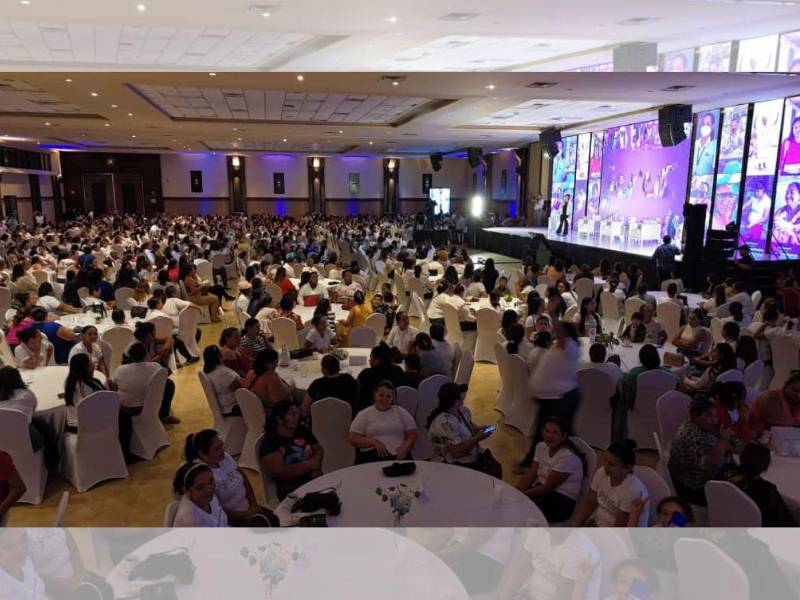 Ante más de 1,200 mujeres reunidas en Expocentro, Junior Burbara presentó sus propuestas para fortalecer la seguridad, el emprendimiento y la participación femenina en San Pedro Sula.