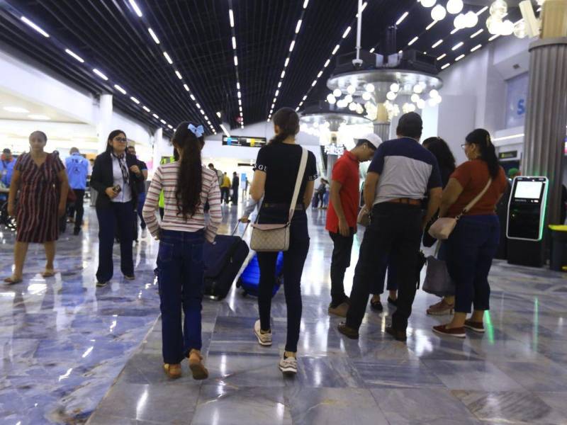 Para que un menor de edad salga del país sin la compañía de los padres, deben presentar un documento de autorización autenticado por un notario que no figure en la lista negra del Instituto Nacional de Migración (INM).