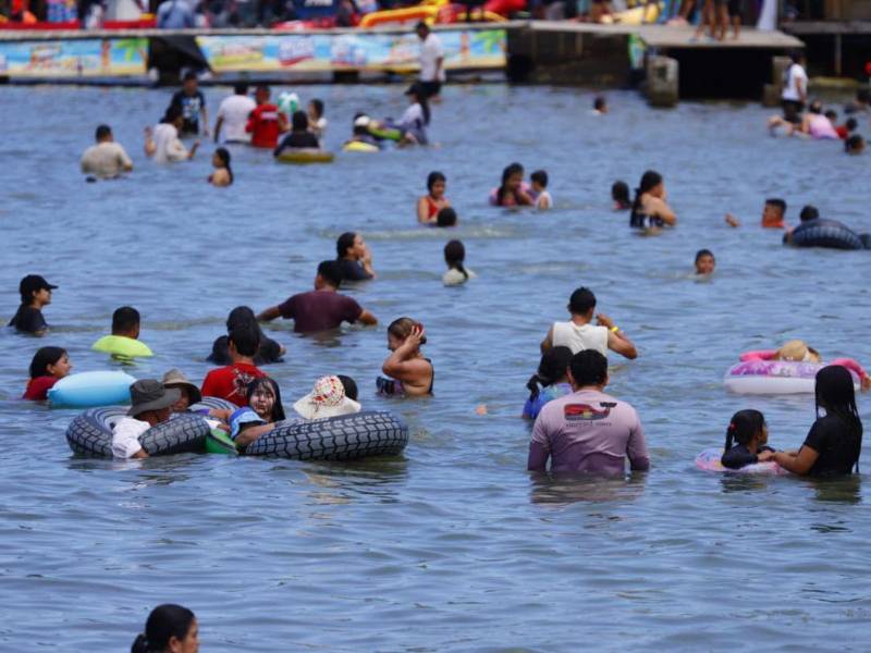 En el lugar se vive un ambiente animado, acompañado de música y diversas actividades recreativas.