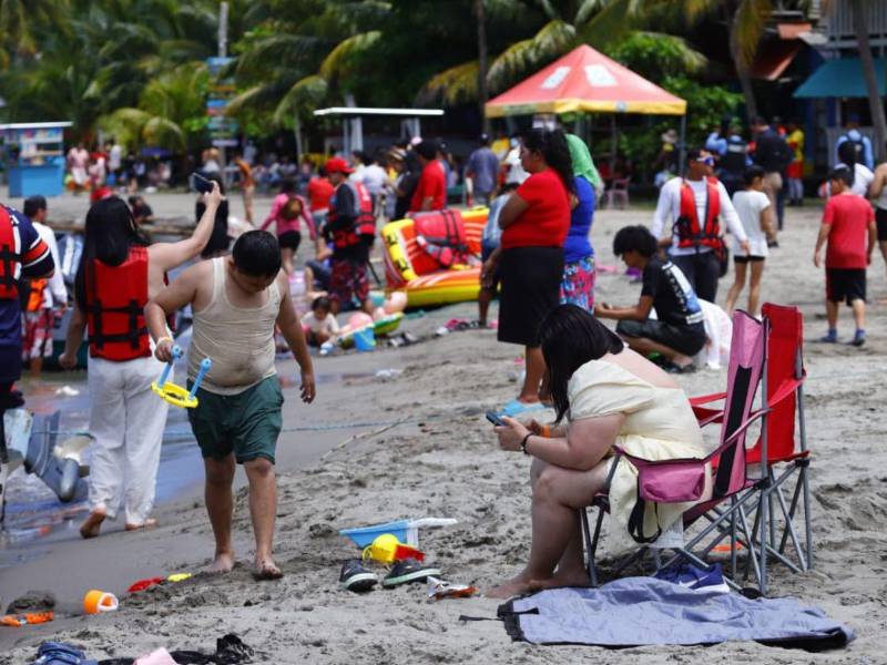 Familias de diversas partes del país disfrutando de las playas de Omoa.