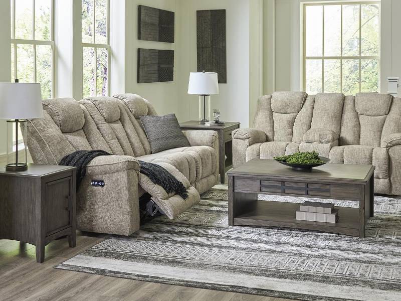 Reúnete con tus seres queridos en una sala diseñada para el confort y la elegancia, disponible en “Black Sale”.