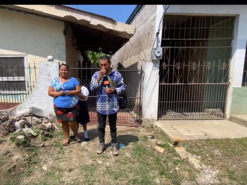 Fany Martínez junto a su hija y al fondo la casa en donde vive. Acá atiende al periodista Steve Cruz.