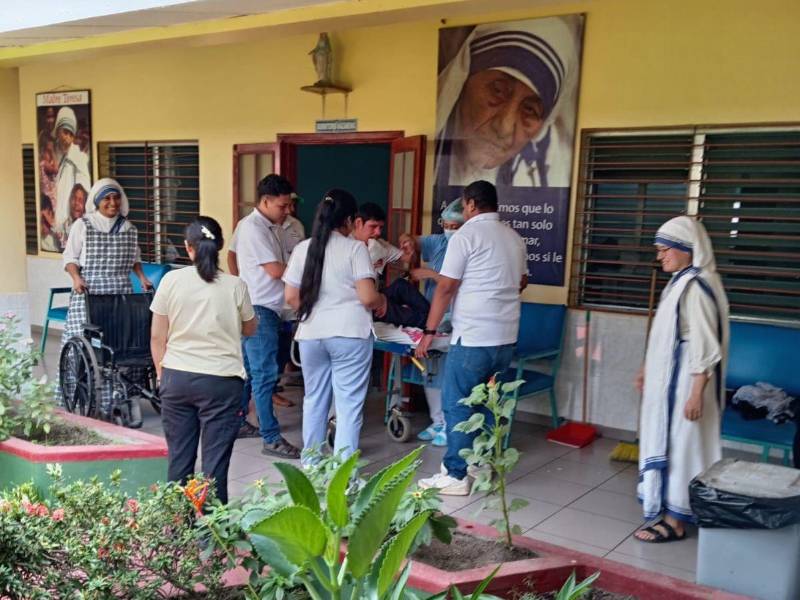 Enfermeras y médicos del Mario Rivas lo acompañaron hasta su nuevo hogar.