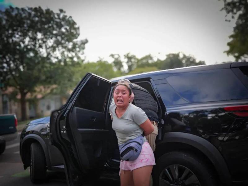 El caso de Patricia Escobar, una madre de origen hondureño detenida por agentes del Servicio de Inmigración y Control de Aduanas (ICE) en Austin, Texas, ha generado indignación y preocupación entre sus familiares y miembros de la comunidad, luego de que se conociera que sus dos hijas, de cuatro y siete años, quedaron bajo el cuidado de su padre tras el arresto.
