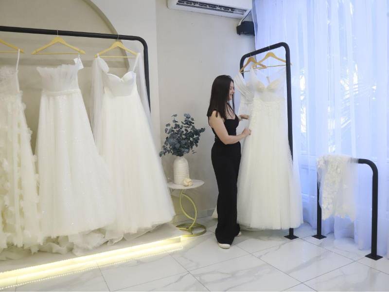 Tania Moreno muestra algunos de los estilos favoritos de las novias que visitan Moon D’OR.