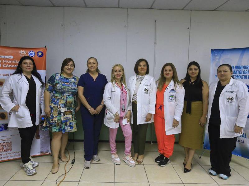 Dermatólogas, personal de la Liga contra el Cáncer y representantes de laboratorios dermatológicos como Uriage participan en la jornada de prevención.