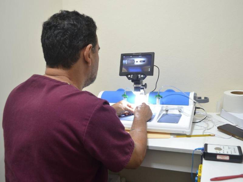 El laboratorio cuenta con equipo de última tecnología para realizar el mantenimiento y reparación de auxiliares auditivos.