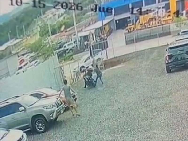 Las cámaras de seguridad de un autolote en la colonia Flor del Campo, Comayagüela, captaron el asalto a clientes y el momento en que un policía intentó detener a los sospechosos.