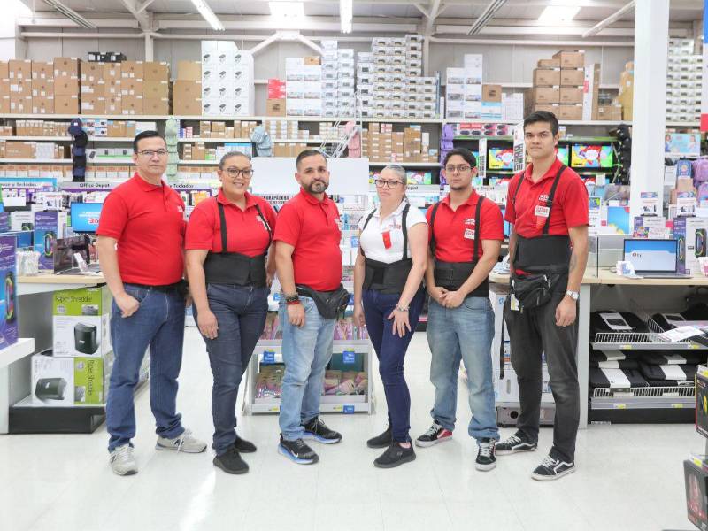 El equipo de Office Depot está listo para recibir a los padres de familia y estudiantes.