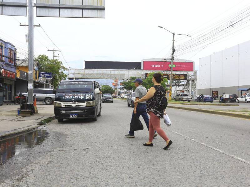 Peatones prefieren arriesgarse que usar el puente peatonal frente a Mega Mall.