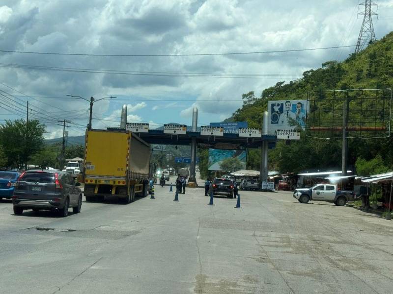 Agentes de policía cierran dos carriles en la salida del sur para hacer operativos, lo que genera congestionamiento en horas pico.