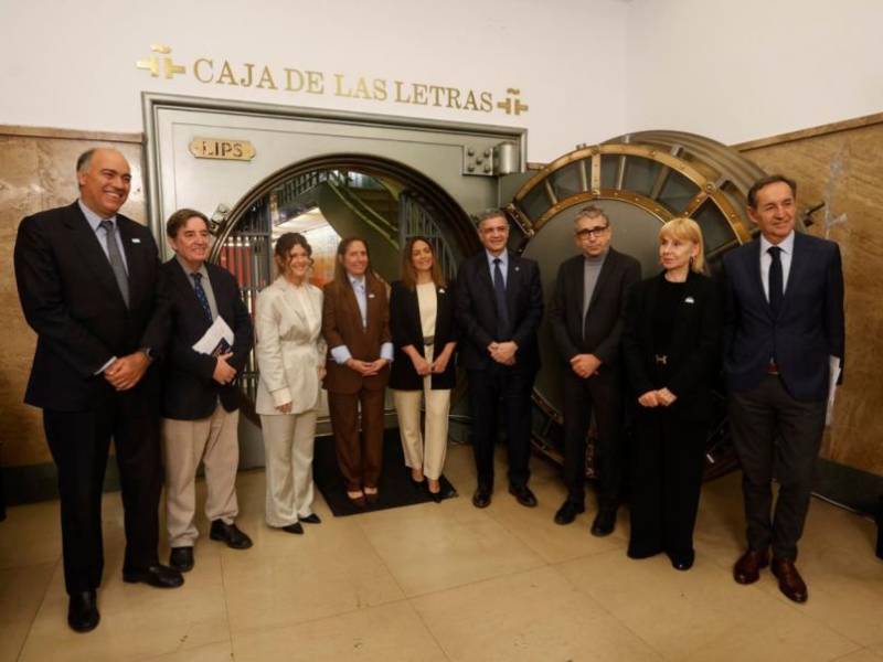El director del Instituto Cervantes, Luis García Montero (2i) en el acto en el que se ha depositado el legado del escritor Jorge Luis Borges, con motivo del 40 aniversario de su fallecimiento, y de su compañera y difusora María Kodama, en la Caja de las Letras, este martes.