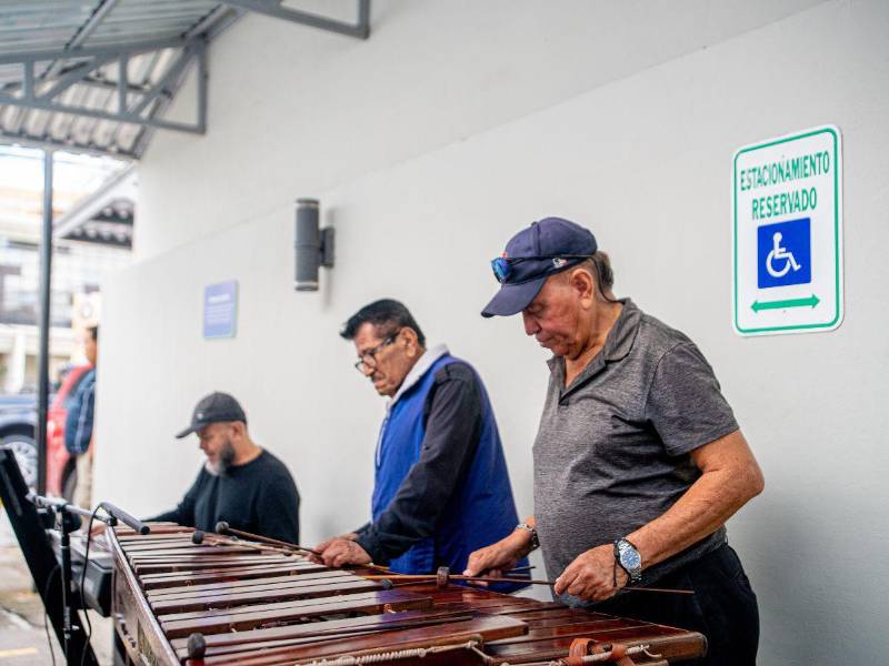 Las celebraciones incluyeron la participación de marimbas quienes amenizaron las celebraciones en todas las sucursales de LBA.