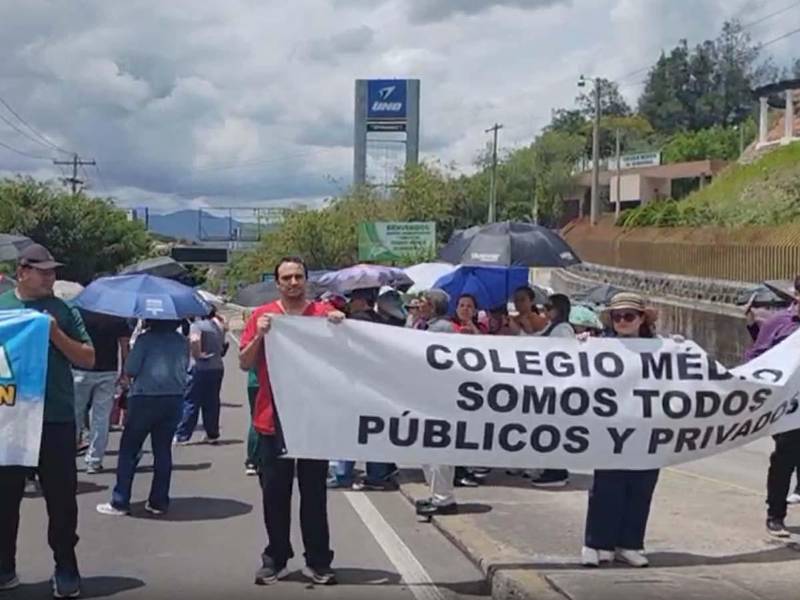 Los médicos hondureños mantienen las asambleas informativas mientras esperan una propuesta del Gobierno para resolver los salarios atrasados.
