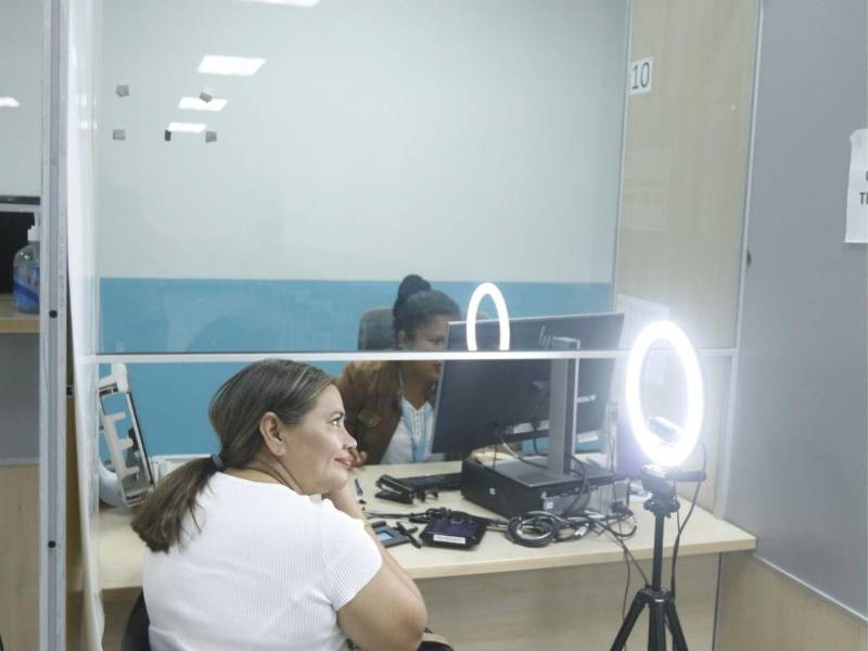 Solicitar el pasaporte sigue siendo uno de los trámites más demandados en Honduras, especialmente en ciudades como San Pedro Sula y Tegucigalpa (Distrito Central). El Instituto Nacional de Migración (INM) asegura que ha logrado simplificar el proceso y reducir considerablemente los tiempos de espera en sus nueve oficinas a nivel nacional.