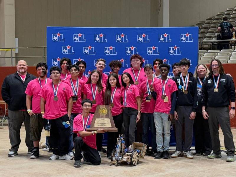 El equipo de Porter High School celebra su triunfo en el campeonato estatal de robótica de Texas.