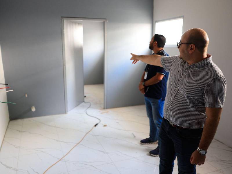 El doctor Roque Reyes muestra al equipo de LA PRENSA como avanza la construcción de la unidad quirúrgica.