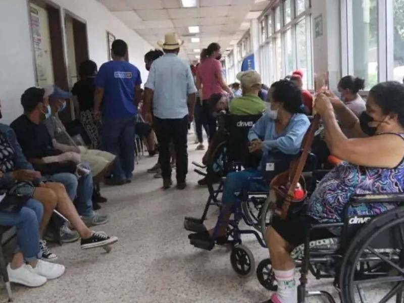 Las asambleas informativas de los médicos mantienen suspendidas las consultas externas y especializadas en hospitales públicos del país.