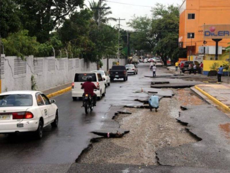 Los daños a la capa asfáltica son considerables cuando llueve fuerte en San Pedro Sula.