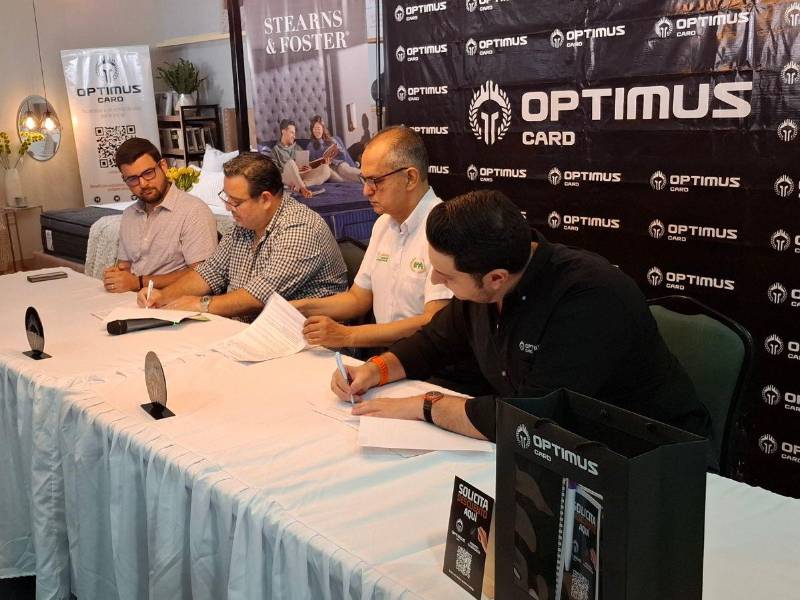 Momento de la firma del convenio.