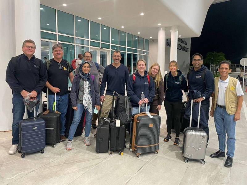 Miembros del Club Rotario Ulúa reciben al equipo médico internacional en el aeropuerto Ramón Villeda Morales.