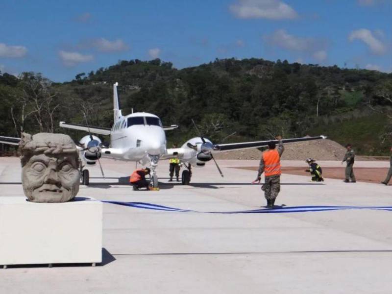 De L335.7 millones fue el valor del contrato para construir el aeródromo de Río Amarillo, según documentación obtenida por LA PRENSA Premium. La pista y su pequeña terminal fueron inauguradas por Juan Orlando Hernández.