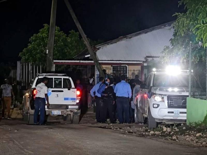 Agentes policiales y personal de Medicina Forense se desplazaron al lugar para realizar el levantamiento cadavérico e iniciar las investigaciones correspondientes.