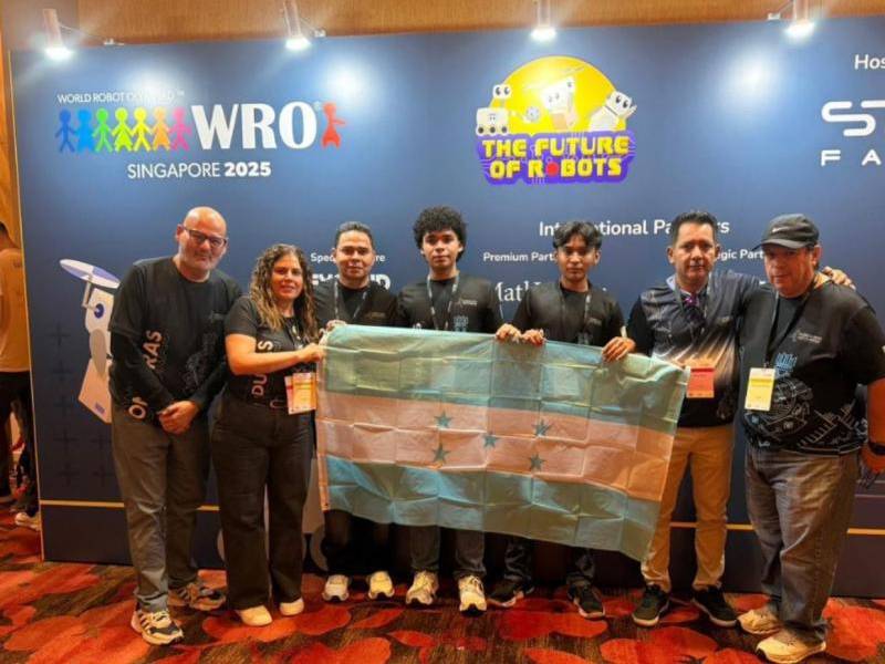 Los dos jóvenes Kevin Enrique Zúniga Mendoza, de 16 años, y Farid Alejandro Moya Salazar, de 17 años, en las Olimpiadas Mundiales de Robótica.