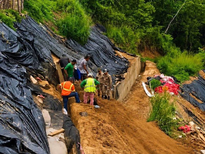 El incidente habría ocurrido mientras se desarrollaban trabajos en la zona, provocando el desprendimiento de tierra.