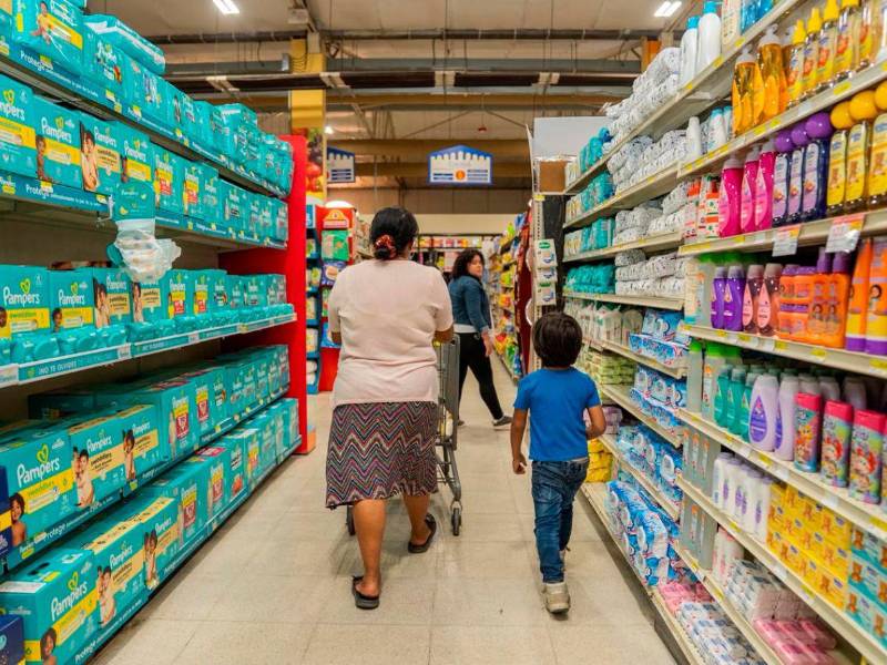 Las familias beneficiadas recibieron 450 dólares en tres entregas, con las tarjetas podían comprar alimentos.