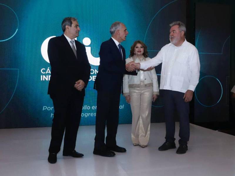 El presidente Asfura se comprometió con el alcalde Roberto Contreras y la vicealcaldesa Martiza Soto a respaldar con proyectos a San Pedro Sula.