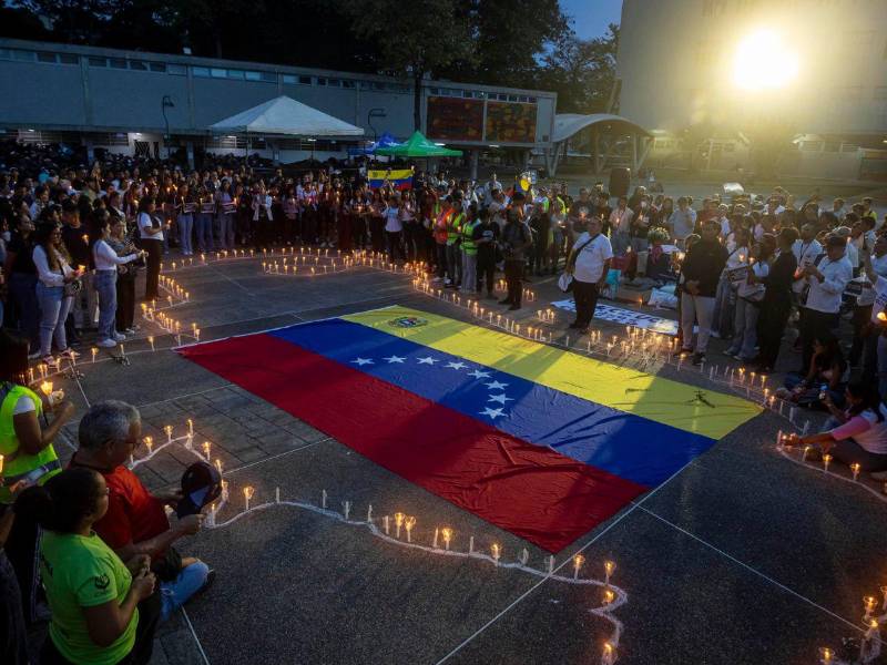 Un grupo de personas participa en una vigilia en honor las victimas de los terremotos en Caracas (Venezuela).