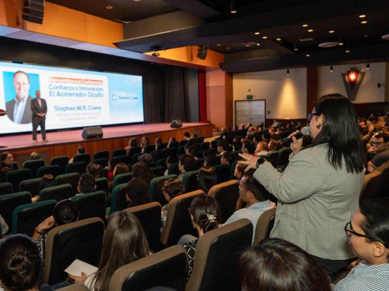 Estudiantes y colaboradores de la Universidad de San Pedro Sula tuvieron la oportunidad de interactuar directamente con Stephen M. R. Covey, planteando preguntas y compartiendo reflexiones durante un espacio de diálogo como parte de la conferencia.
